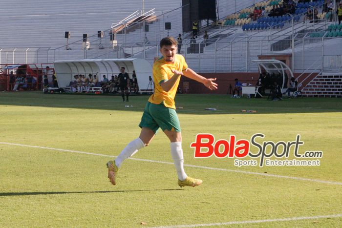 Selebrasi Penyerang Australia U-19 Arion Sulemani ketika berhasil mencetak gol ke gawang Laos U-19 di Stadion Gelora 10 November, Surabaya, Jawa Timur, Kamis (18/7/2024) sore. 