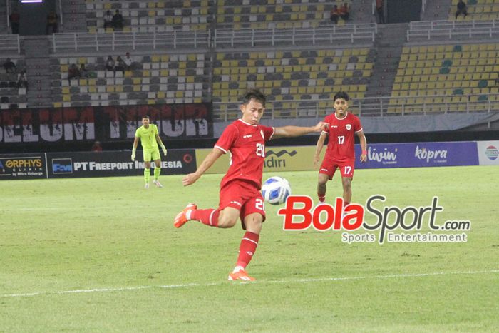 Pemain Timnas U-19 Indonesia Arlyansyah Abdulmanan sedang melakukan tendang di Stadion Gelora Bung Tomo, Surabaya, Jawa Timur, Rabu (17/7/2024)