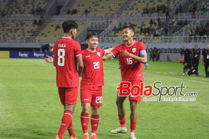 Selebrasi Timnas U-19 Indonesia Arkhan Kaka (kiri), Arlyansyah Abdulmanan (Tengah), Dony Tri Pamungkas (Kanan) di Stadion Gelora Bung Tomo, Surabaya, Jawa Timur, Rabu (17/7/2024) malam. 