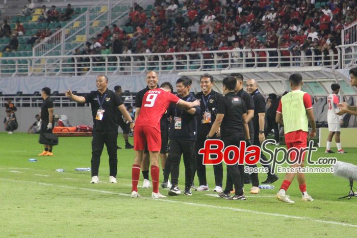 Selebrasi Pemain Timnas U-19 Indonesia Jens Raven dihadapan pelatih Timnas U-19 Indonesia Indra Sjafri di Stadion Gelora Bung Tomo, Surabaya, Jawa Timur, Rabu (17/7/2024) malam.