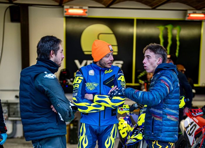 Pedro Acosta (kanan) berbicara dengan Valentino Rossi (tengah) dan Remy Gardner (kiri) di sela-sela acara 100km dei Campioni di  Tavullia, Italia, 12 Januari 2024.