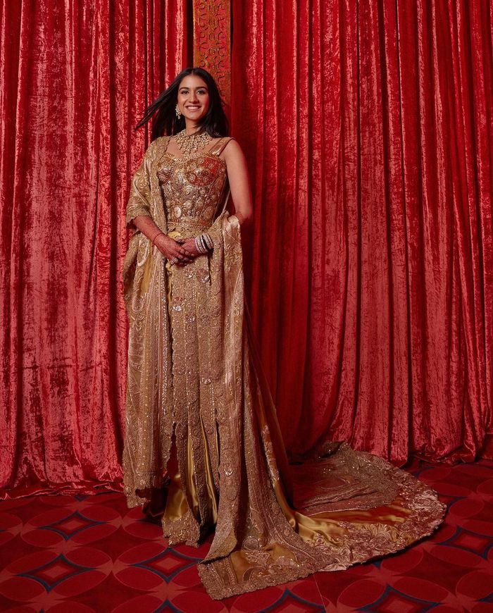 Radhika Merchant kenakan busana emas Dolce &amp; Gabanna dan desainer Anamika Khanna.