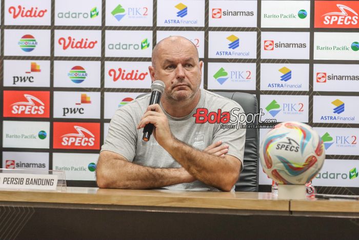 Pelatih Persib Bandung, Bojan Hodak, sedang memberikan keterangan kepada awak media di Stadion Si Jalak Harupat, Bandung, Jawa Barat, Jumat (19/7/2024).