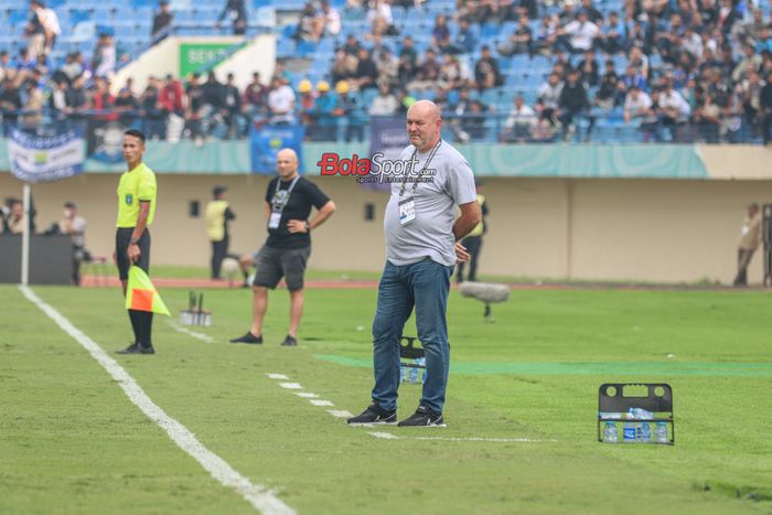 Pelatih Persib Bandung, Bojan Hodak, sedang memantau para pemainnya bertanding di Stadion Si Jalak Harupat, Bandung, Jawa Barat, Jumat (19/7/2024).