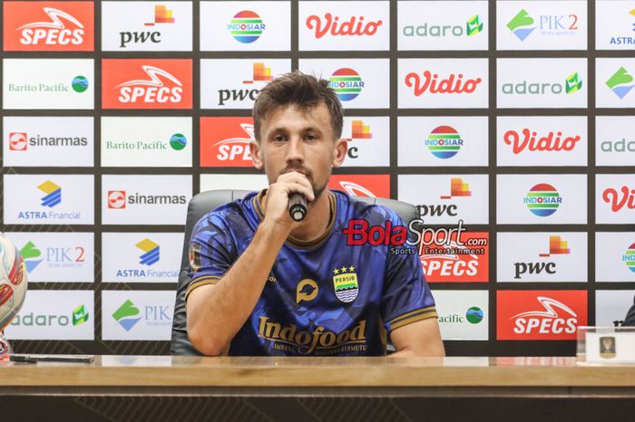 Pemain asing Persib Bandung, Mateo Kocijan, sedang memberikan keterangan kepada awak media di Stadion Si Jalak Harupat, Bandung, Jawa Barat, Jumat (19/7/2024).