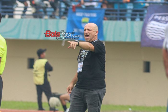 Pelatih PSM Makassar, Bernardo Tavares, sedang memberikan intruksi kepada para pemainnya saat bertanding di Stadion Si Jalak Harupat, Bandung, Jawa Barat, Jumat (19/7/2024).