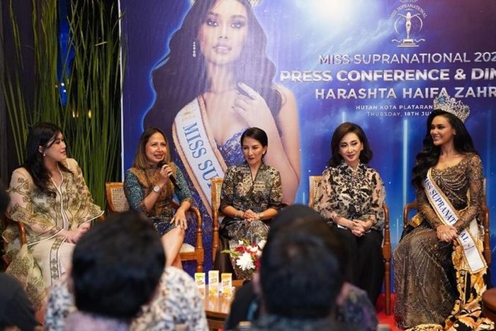 EVP Corporate Communication and Social Responsibility BCA Hera F Haryn pada sesi konferensi pers penyambutan kepulangan Miss Supranational 2024 Harashta Haifa Zahra di Jakarta, Kamis (18/7/2024).