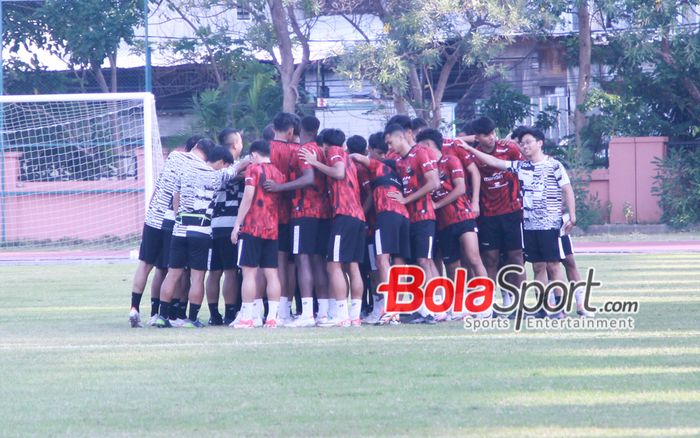 Kebersamaan saat latihan Timnas U-19 Indonesia di Stadion THOR, Surabaya, Jawa Timur, Jumat (19/7/2024) sore.