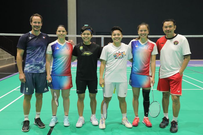 Pasangan ganda putri Indonesia, Apriyani Rahayu/Siti Fadia Silva Ramadhanti,  berpose dengan Margot Lambert/Anne Tran (Prancis) dan pelatih masing-masing pada training camp di Chambly, Paris, Jumat (19/7/2024).