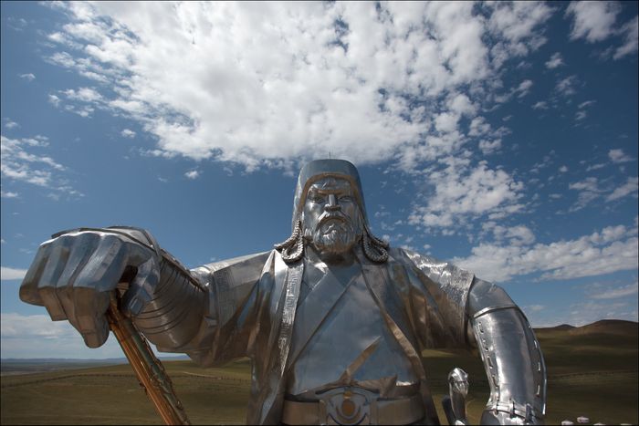 Sebelum menjadi penguasa, Jenghis Khan hanyalah Temujin kecil, anak yatim piatu tanpa suku yang bertahan hidup di padang rumput Mongolia.