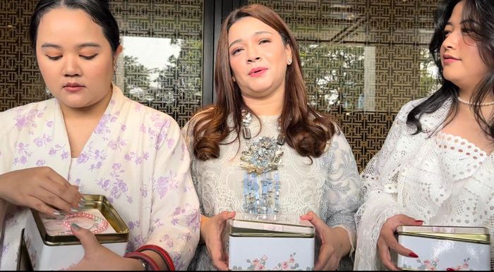 Sahabat Aaliyah Massaid usai menghadiri acara pengajian dan siraman sang artis.