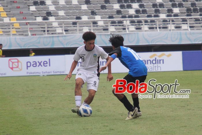 Pemain Timur Leste U-19 Alexandre Vong Guterres (Kiri) sedang membawa bola di hadang pemain Filipina U-19 Bengson Miguel Javier Manolo Abrera (Kanan) saat bertanding di Stadion Gelora Bung Tomo, Surabaya, Jawa Timur, Sabtu (20/7/2024)