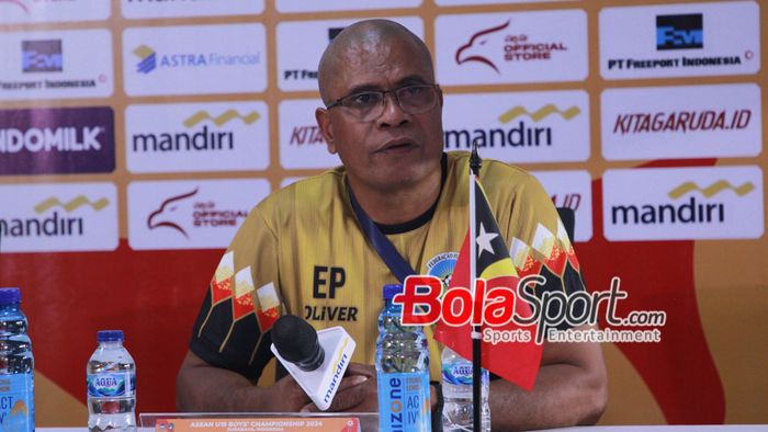 Pelatih Timnas U-19 Timor Leste, Eduardo Pereira, dalam jumpa pers setelah pertandingan melawan Timnas U-19 Filipina.