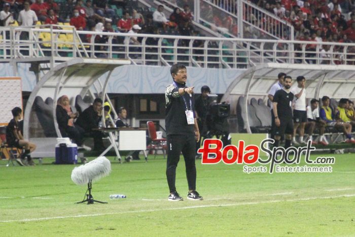 Pelatih Timnas U-19 Indonesia, Indra Sjafri, memberikan instruksi kepada para pemainnya di pinggir lapangan.