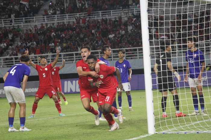 Bek timnas U-19 Indonesia Iqbal Gwijangge saat melakukan selebrasi seusai mencetak gol ke gawang Kamboja di ASEAN CUP U-19 2024.