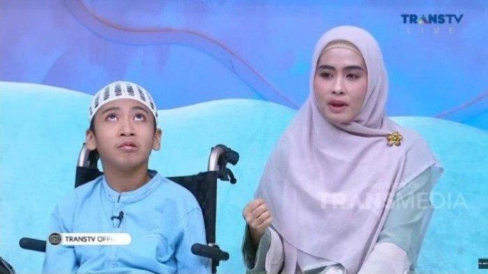 Dahlia Andayani dengan kesabarannya dalam mendidik Naja yang mengalami kelumpuhan otak berhasil mengantarkan sang anak hafal 30 juz Al Qur'an. 