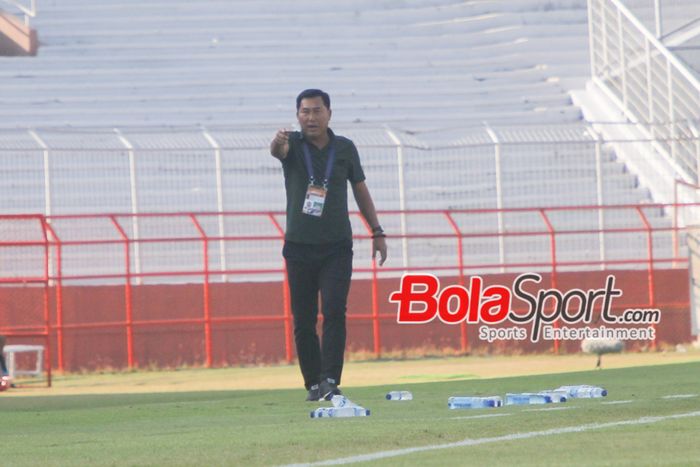 Pelatih Vietnam U-19 Hua Hien Vinh saat memberikan instruksi di luar lapangan ketika pertandingan Australia U-19 melawan Vietnam U-19 di Stadion Gelora 10 November, Surabaya, Jawa Timur, Minggu (21/7/2024)