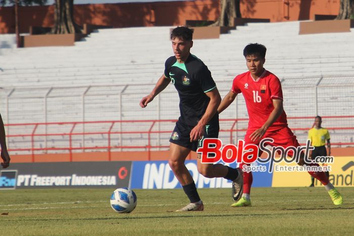 Pemain Australia U-19 Jake Najdovski (kiri) melewati pemain Vietnam U-19 Truong Nhac Minh (kanan) di stadion Gelora 10 November, Surabaya, Jawa Timur, Minggu (21/7/2024) sore. 