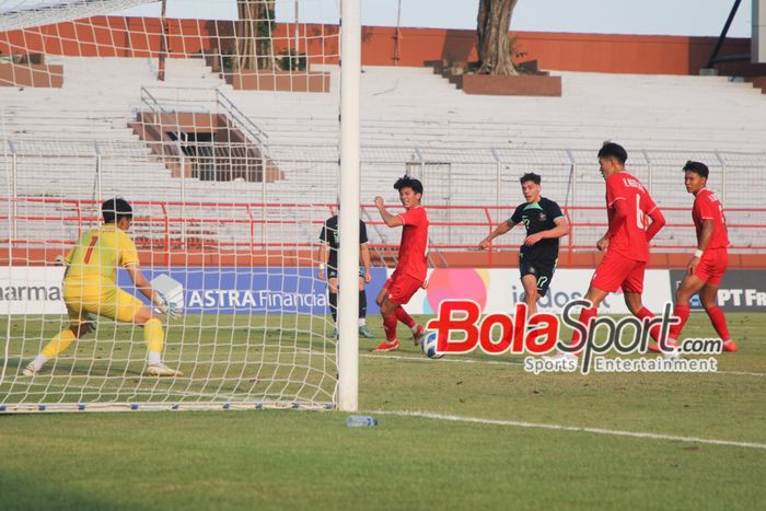 Pemain Australia U-19 Jake Najdovski (Tengah) berhasil melepaskan tembakan keras ke gawang Vietnam U-19 Di Stadion Gelora 10 November, Surabaya, Jawa Timur, Minggu (21/7/2024) sore. 