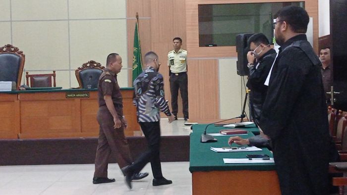 Tamara Tyasmara meledek Yudha Arfandi ingin menghadiri acara pernikahan lantaran mengenakan kemeja batik saat persidangan