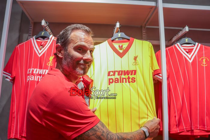 Legenda Liverpool, Patrik Berger, sedang melihat koleksi yang dimiliki Liverpool FC Store di PIM 2, Pondok Indah, Jakarta, Sabtu (20/7/2024).