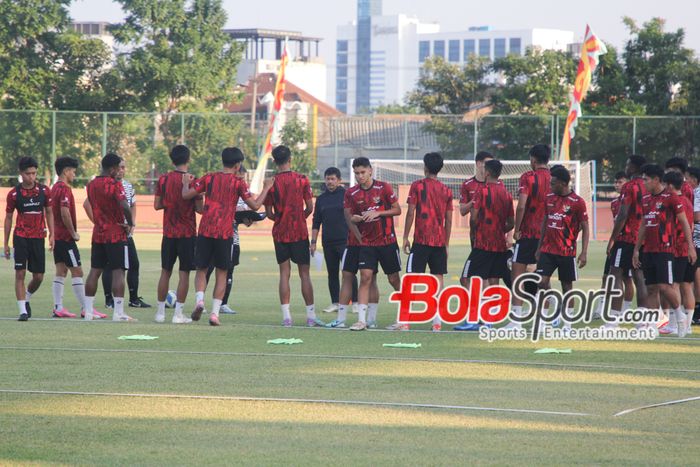 Pelatih Timnas U-19 Indonesia Indra Sjafri memberikan Instruksi ketika latihan terbuka Timnas U-19 Indonesia di Stadion THOR, Surabaya, Jawa Timur, Senin (22/7/2024)