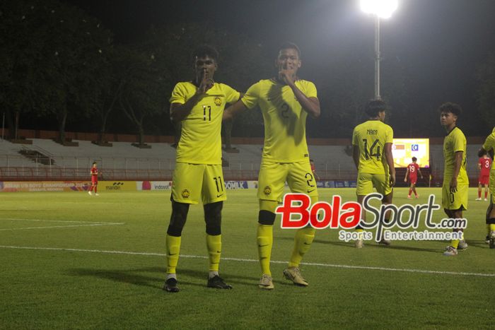 Selebrasi Pemain Malaysia U-19 Pavithran Gunalan (kiri), Muhammad Ridzwan (kanan) di Stadion Gelora 10 November, Surabaya, Jawa Timur, Senin (22/7/2024) malam.