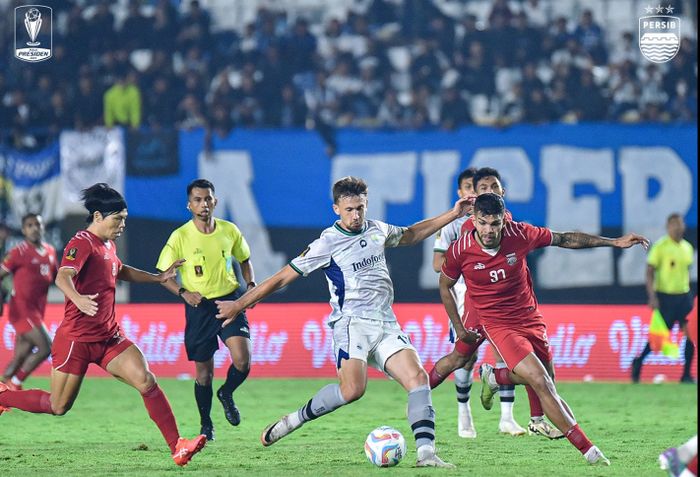 Suasana Pertandingan antara Persib Bandung Vs Borneo FC dalam laga kedua Grup A Piala Presiden 2024 di Stadion Si Jalak Harupat, Kab. Bandung, Senin (22/7/2024).