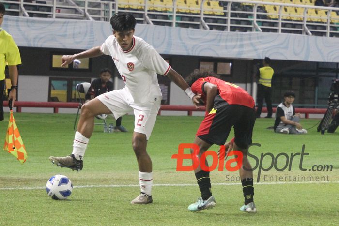 Bek timnas U-19 Indonesia Ridzjar Nurviat Subagja saat melawan Timor Leste di ASEAN Cup U-19 2024, Stadion Gelora Bung Tomo, Surabaya, Selasa (23/7/2024).