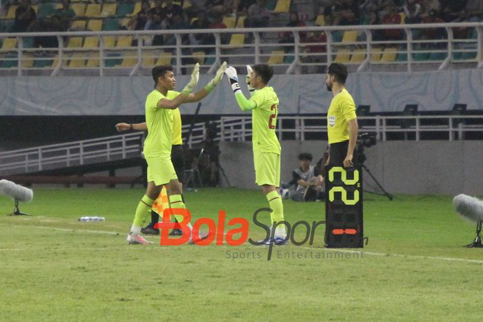 momen pergantin kiper Timnas U-19 Indonesia Ikram Algiffari (kiri) digantikan I Wayan Arta Wiguna (kanan) saat laga di babak kedua di Stadion Gelora Bung Tomo, Surabaya, Jawa Timur, Selasa (23/7/2024) malam WIB. 