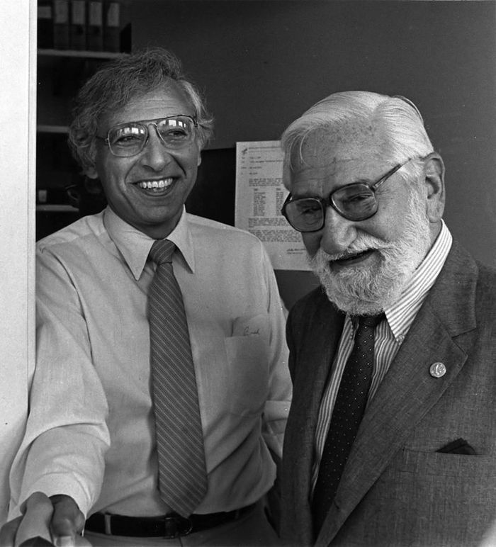 Albert Sabin (kanan) bersama Robert Gallo, sekitar tahun 1985.