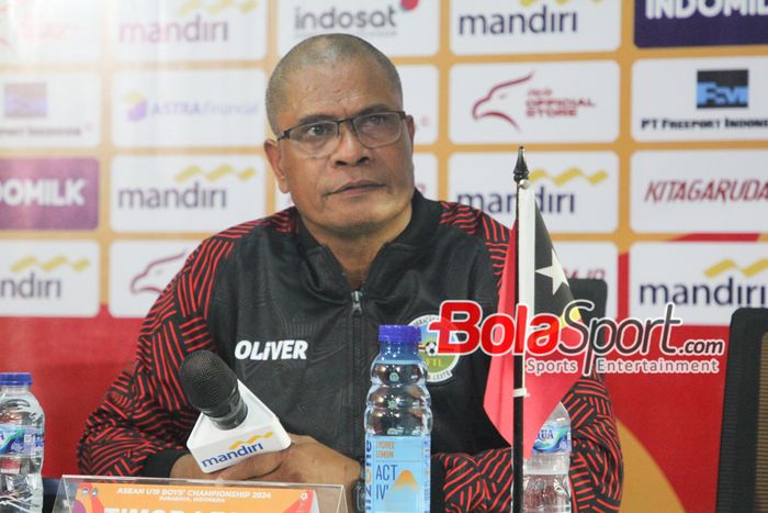 Pelatiih Timor Leste U-19 Eduardo Pereira saat memberikan komentar dihadapan media di stadion Gelora Bung Tomo, Surabaya, Jawa Timur,   selasa (23/7/2024) malam WIB.