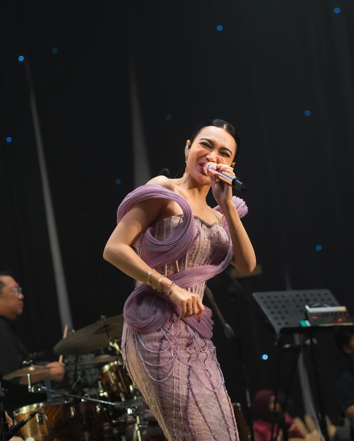 Wika Salim menghibur tamu di sebuah acara pernikahan di kota Makassar.