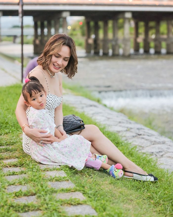 Shandy Aulia berlibur bersama sang putri, Claire Herbowo.