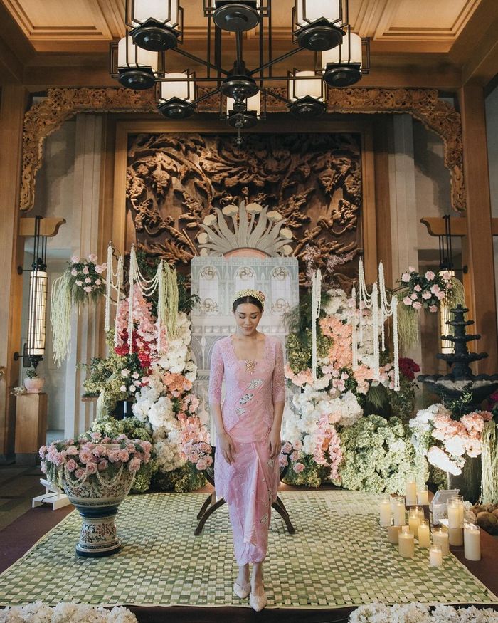 Tampilan serba pink Aaliyah Massaid saat prosesi siraman.