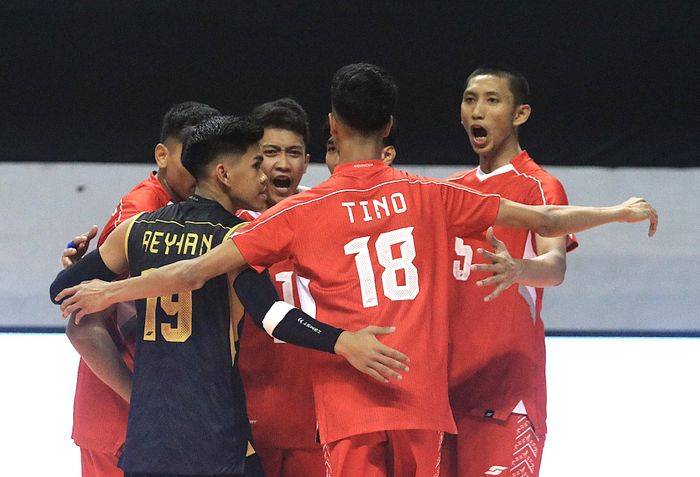 Selebrasi timnas voli Indonesia saat tampil melawan Arab Saudi pada babak penyisihan Pul A Kejuaraan Voli Asia U-20 2024 di Jawa Pos Arena, Surabaya, Indonesia, Rabu (24/7/2024)