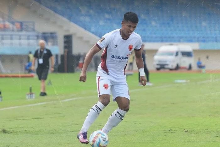 Pemain PSM Makassar Latyr Fall saat mengiring bola dalam laga melawan Borneo FC dalam laga pamungkas Grup A Piala Presiden 2024, di Stadion Si Jalak Harupat, Kabupaten Bandung, Kamis (25/7/2024).