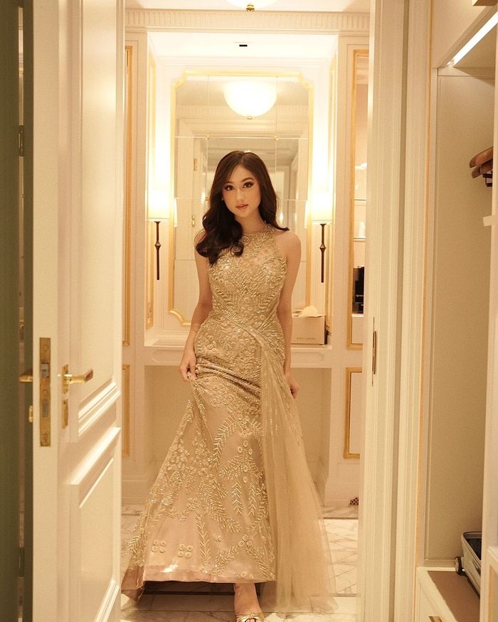 Laura Moane kenakan gaun emas saat rayakan ulang tahun ke-18.