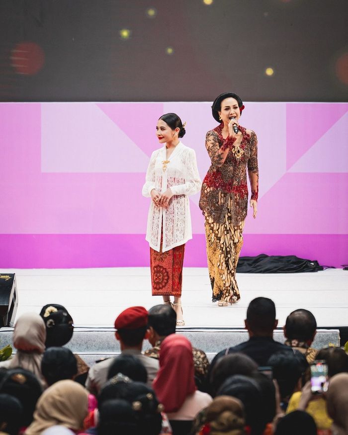 Prilly Latuconsina berdiri di atas panggung dalam acara peringatan Hari Kebaya Nasional 2024.