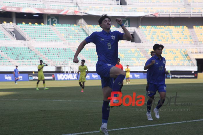 Selebrasi pemain Thailand, Caelan Tanadon setelah membobol gawang Malaysia pada matchday terakhir Grup C ASEAN Cup U-19 2024 di Stadion Gelora Bung Tomo, Surabaya, Kamis (25/7/2024).