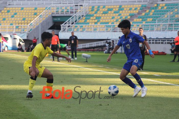 Suasana pertandingan antara Malaysia vs Thailand pada matchday terakhir Grup C ASEAN Cup U-19 2024 di Stadion Gelora Bung Tomo, Surabaya, Kamis (25/7/2024).