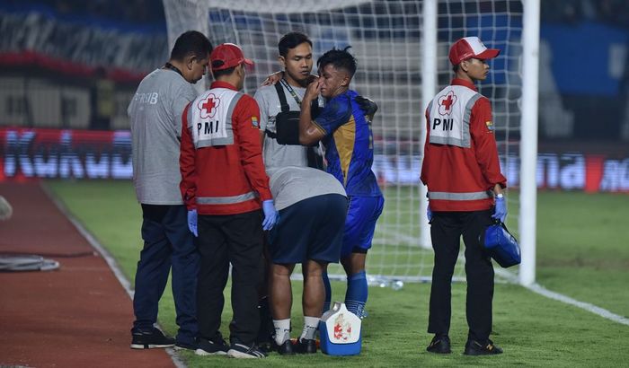 Febri Hariyadi mengalami cedera saat memperkuat Persib melawan Persis pada laga penyisihan Grup A Piala Presiden di Stadion Si Jalak Harupat, Bandung, Kamis (25/7/2024).