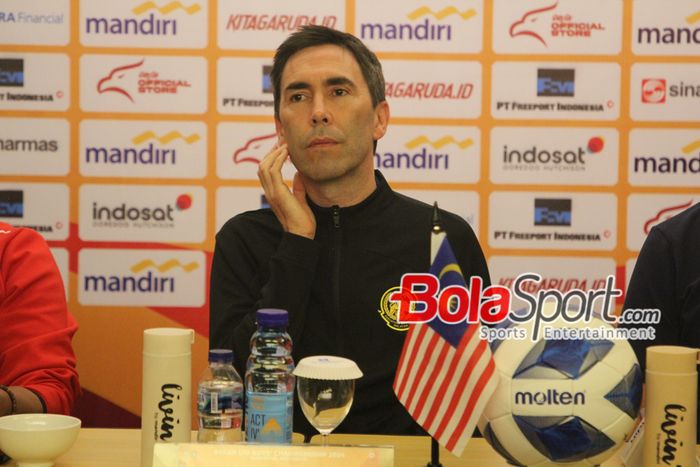 Pelatih Juan Torres saat menghadiri sesi jumpa pers semifinal Piala ASEAN CUP U-19 2024 di hotel Wyndham, Surabaya, Jawa Timur, Jumat (26/7/2024) sore WIB