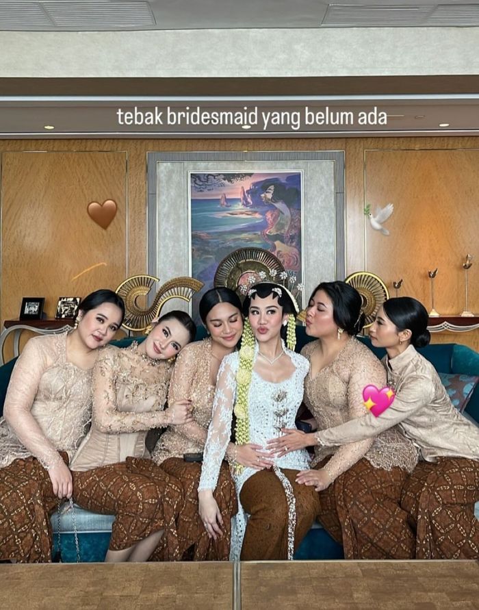 Aaliyah Massaid bersama para bridesmaid di hari pernikahannya.