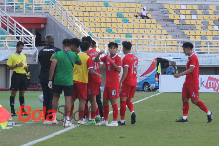 Para pemain dan official Thailand U-19 selebrasi setelah pemain Australia mencetak gol bunuh diri dalam laga semifinal ASEAN Cup U-19 2024 di Stadion Gelora Bung Tomo, Surabaya, Sabtu (27/7/2024).