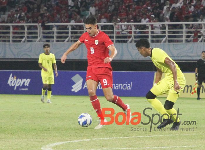 Pemain timnas U-19 Indonesia, Jens Raven, sedang menguasai bola pada pertandingan melawan timnas U-19 Malaysia di Stadion Gelora Bung Tomo, Surabaya, Sabtu (27/7/2024).