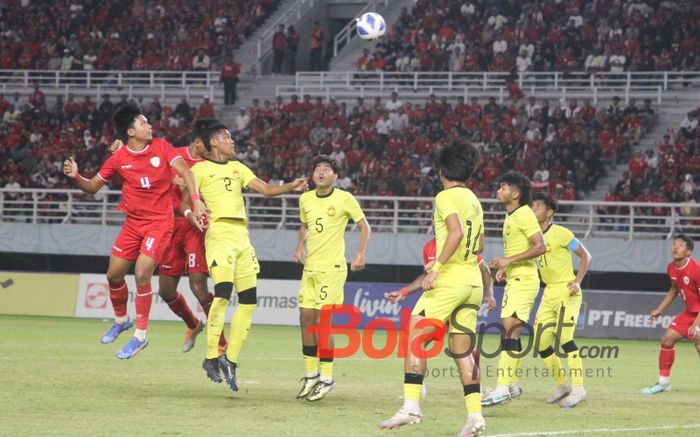 Duel pemain timnas U-19 Indonesia dan timnas U-19 Malaysia pada semifinal ASEAN Cup U-19 2024 di Stadion Gelora Bung Tomo (GBT), Surabaya, Sabtu (27/7/2024).