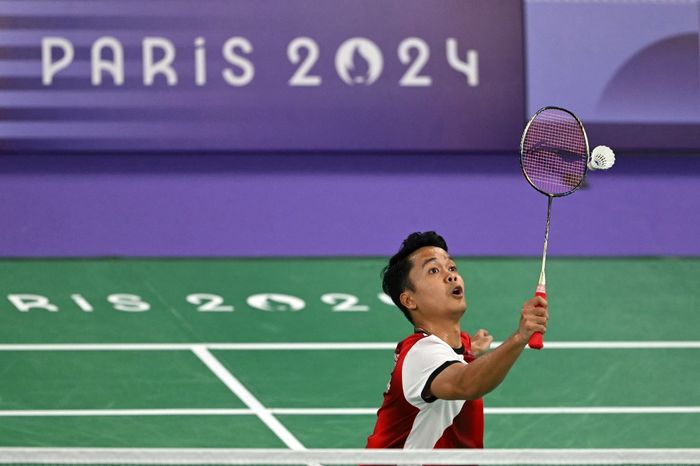 Tunggal putra Indonesia, Anthony Sinisuka Ginting. melakukan pukulan ke arah Howard Shu dari AS dalam pertandingan penyisihan Grup H Olimpiade Paris 2024 di Paris, Prancis, 28 Juli 2024.