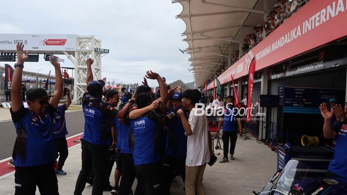 Tim Yamaha Racing Indonesia merayakan panen podium di Race 2 kelas AP250 ARRC 2024 Mandalika (28/7/2024).