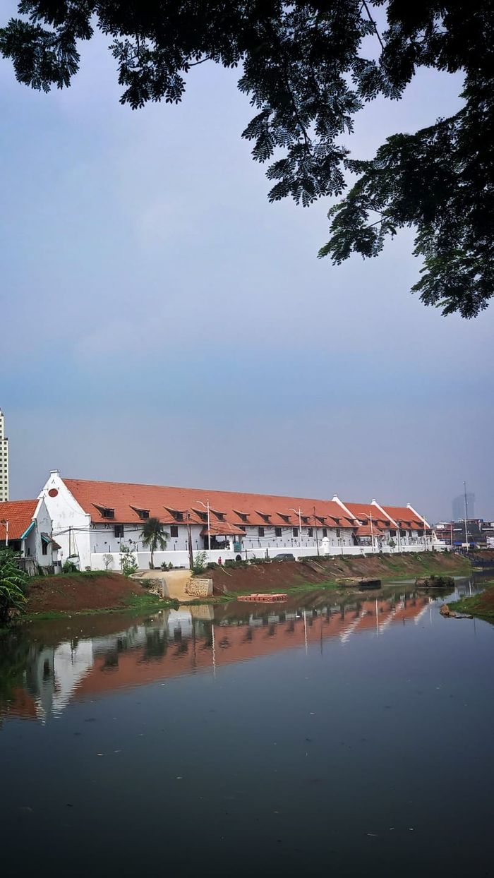 Muara Ciliwung berlatar Gudang Timur VOC dan sisa tembok kota Batavia. Di muara sungai inilah awal mula jantung kesibukan Metropolitan Jakarta.